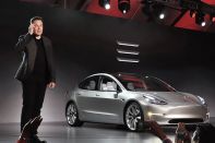 Tesla останется публичной компанией