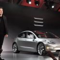 Tesla останется публичной компанией