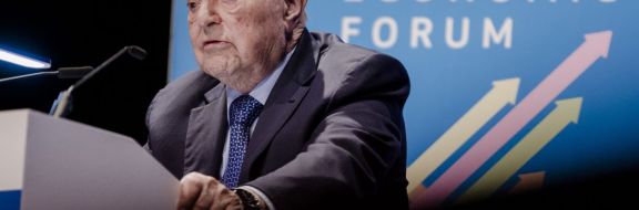 FT назначила человеком года и отцом демократии Сороса