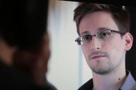 США подали в суд на Сноудена