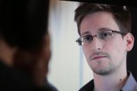 США подали в суд на Сноудена