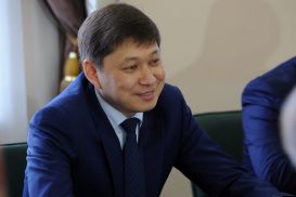 Экс-премьера Кыргызстана принудительно доставили в суд, а затем - выгнали