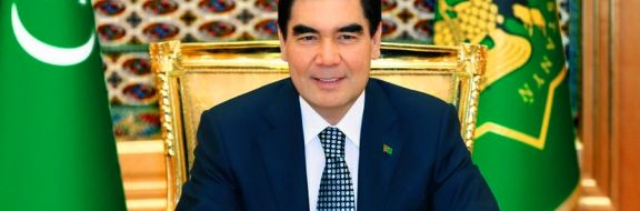 В Туркменистане бюджетники обязаны менять портреты президента за свой счёт