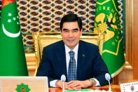 В Туркменистане бюджетники обязаны менять портреты президента за свой счёт