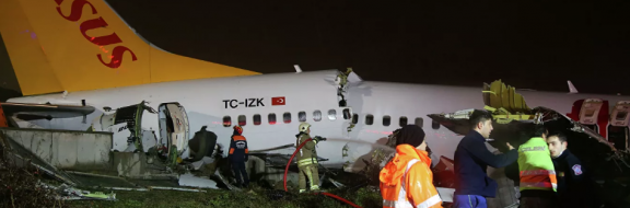 В Стамбуле при посадке разбился самолет