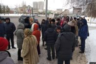 Смерть Дулата Агадила: у здания МВД задержаны десятки людей