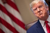 Фейсбук удалил рекламу Трампа за нацистскую символику