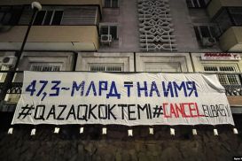 В центре Алматы вывесили 10-метровый баннер «#CancelElbasy»