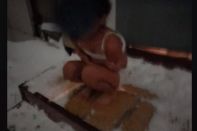 Выставленная на мороз малышка: родители наказали за прищепки