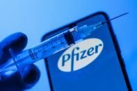 Франция одобрила применение вакцины от Pfizer и BionTech