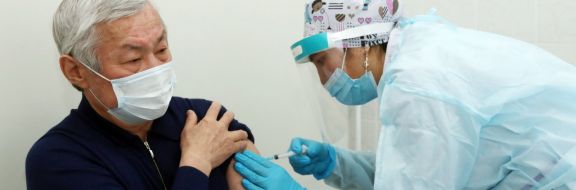 Сапарбаев привился казахстанской вакциной от ковида