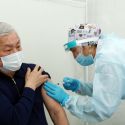 Сапарбаев привился казахстанской вакциной от ковида