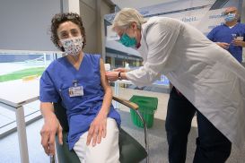 В Германии восемь человек по ошибке получили пятикратную дозу вакцины от коронавируса