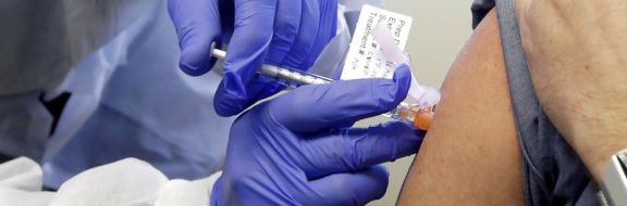 В Алматы начали вакцинацию казахстанской прививкой от ковида