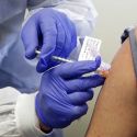 В Алматы начали вакцинацию казахстанской прививкой от ковида