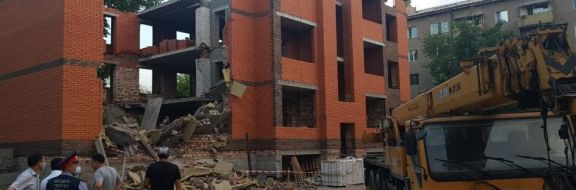 В Павлодаре обрушился строящийся дом: у пострадавших рваные раны