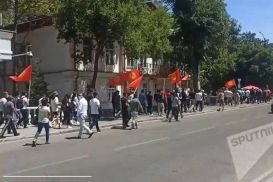 В Бишкеке сторонники арестованного Омурбека Бабанова митингуют у СИЗО ГКНБ