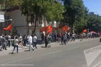 В Бишкеке сторонники арестованного Омурбека Бабанова митингуют у СИЗО ГКНБ