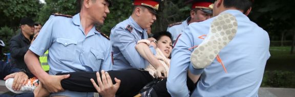Языковая полиция появится в Казахстане: для грубых нарушителей введут профконтроль