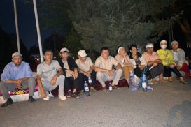 Голодовка: активисты ДПК провели ночь у департамента полиции Алматы