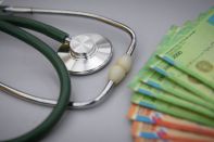 Самозанятых могут обязать оплачивать медстраховку за год вперед