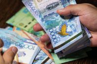 Из Казахстана денег за рубеж уходит в 3 раза больше, чем поступает