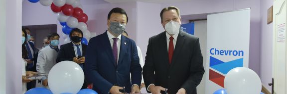 «Шеврон» передал шесть компьютерных томографов медицинским учреждениям Казахстана