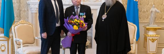 Назарбаев поздравил Овчинникова с юбилеем