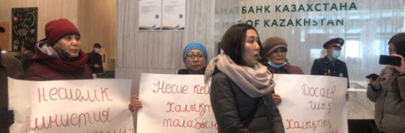 Восемь активисток объявили голодовку у здания Нацбанка