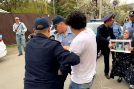 Полиция задержала протестующих у консульства Китая в Алматы