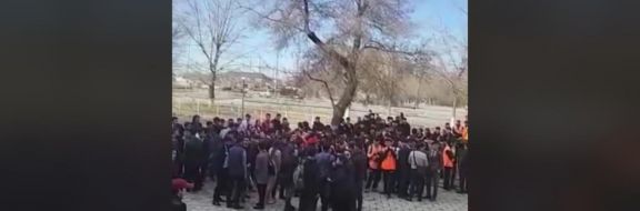 Митинг студентов в Семее: корпус колледжа хотят передать чиновникам