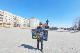 «Маслихат нарушает права на мирные собрания»: семейчанин провел пикет в поддержку Украины