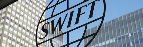 Японский экономист: отсрочка отключения России от SWIFT пошатнет гегемонию доллара