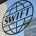 Японский экономист: отсрочка отключения России от SWIFT пошатнет гегемонию доллара