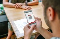 Мектептерге QR-кодтары бар тақтайшалар орнатылады